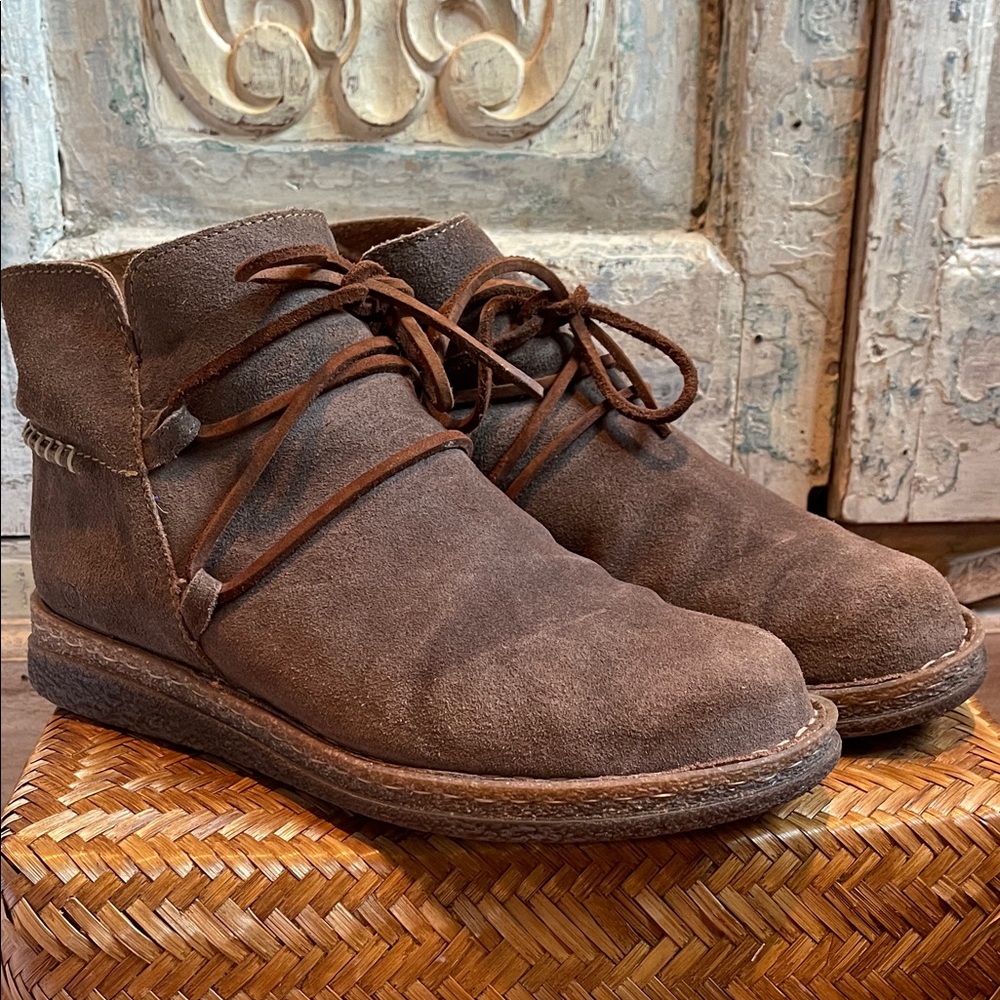 EUC Born CALYN Taupe Brown Suede Boots 11